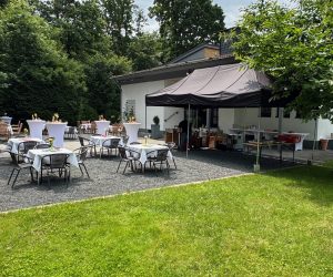 C Bestuhlung mit Grill und Zelt