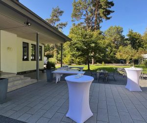 E Eingedeckter Vorplatz