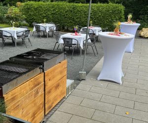 F Vorplatz mit Grill